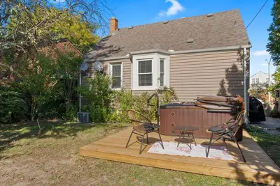 Image de Stylish South Walkerville Home w Hot-Tub & Firepit