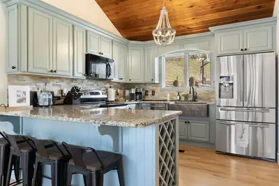 Image de Knot On Call Lake House + Hot Tub