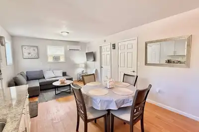 Image de Convenient Bright 2 beds/1 Bath Apartment+10 Min Airport. Easy Access to Highway.