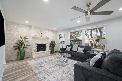 Image de 3br/2ba, by I4 and Disney. Pet Friendly, fenced yard, handicap ramp. sleeps 10