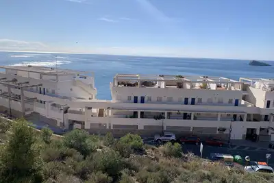 Image de Maison de vacances Benidorm avec vue sur la mer, toit-terrasse et piscine.
