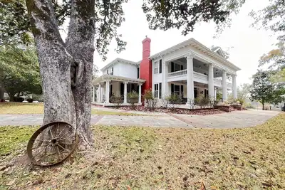 Image de Historic Mansion and Cottage on 80 acres close to Warm Springs.