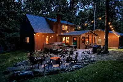 Image de Escape to the wood—featuring hot tub, private trails, fire pit, peaceful seclusion. Dogs welcome.