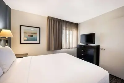 Image de 2 Pet-friendly Units Near Cranbrook House w/ Full Private Kitchens & Parking!