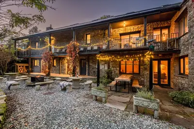 Image de The Waterfall Retreat, pet friendly, with hot tub in Orton