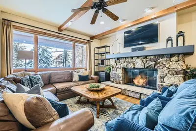 Image de New! Spectacular True Ski In Out, Hot Tub, Pool, Bear Paw Bachelor Gulch!