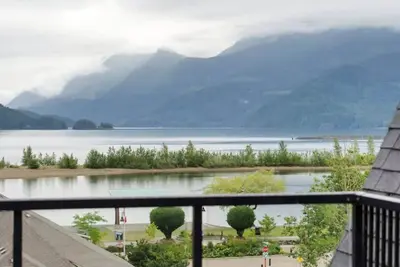 Image de Penthouse Lake Home - 3br w/Amazing View & Deck!