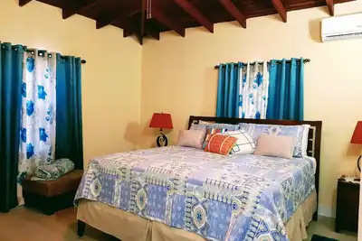 Image de Relaxing, tastefully decorated one-bedroom unit with all modern facilities