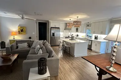 Image de The Village Cottage - Walk to Nc State, Village District, <10 min downtown!