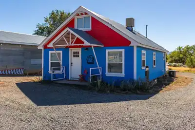 Image de Little Blue House, Hotchkiss Co--3br 1ba farmhouse w/easy access lots of parking