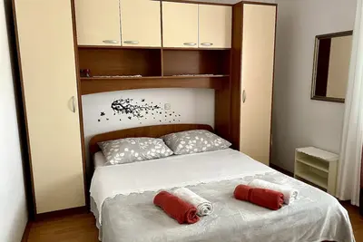 Image de Appartement de trois chambres avec le balcon et la vue sur le mer Lopar, Rab (A-21881-a)