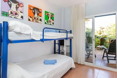Agréable appartement pour 4 personnes avec piscine, climatisation, Wifi, Tv et patio