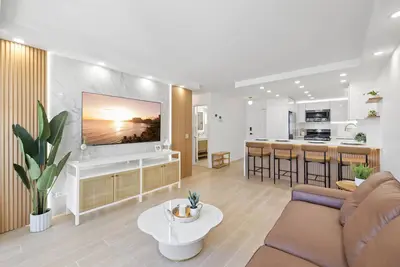 Luxury 3bdrm w/4beds + 2Bath + Partial Ocean View + Parking, 2min from the Beach