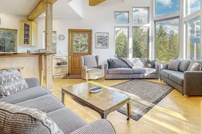 Image de Hillside home with spectacular mountain view, close to Summit East lift