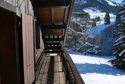 Image de Appartement typique 75m², 2 chambres, balcon, face au télésiège, parking, proche front de neige.