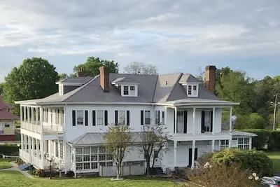 Image de 1896 Historic Bed & Breakfast Mansion with a general store