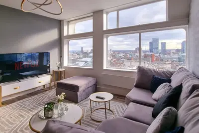 Image de Modern 2-Bed Penthouse with 23rd Floor Stunning View