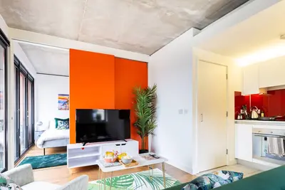 Image de Stylish 1-Bed Apartment with Large Balcony