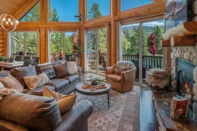 Image de Waterfront Luxe Log Home, Private Dock, Hot Tub & Pickleball
