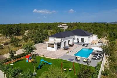 Image de New! Villa Lukas with 4 bedrooms, a high-quality family property in Makarska hinterland<br>4 bedrooms, 3 bathrooms, a Media room with Ps5, 44sqm private heated pool, table tennis, playground, summer kitchen, 7km from Imotski town
