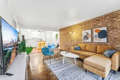 Image de Prime SoCo chic 2br king suite w/ pool, parking