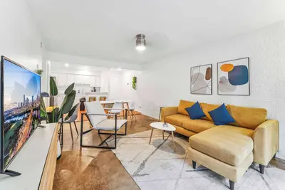 Prime SoCo comfy 2br king suite w\/ pool, parking