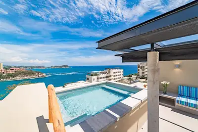 Private Oceanview Splash Pool & Beach Access