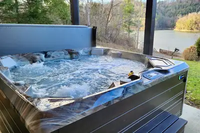 Image de Lakefront Lullaby-Rustic cabin w/ lake views, boatslip, hot tub & fiber internet