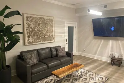 Image de Minutes to both worlds. Jazz Fest- French Quarter location. Inquire for details.