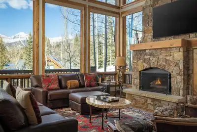 Image de Log Cabin Home by InvitedHome | Vast Patio, Skiing, Fireplace, Hot Tub