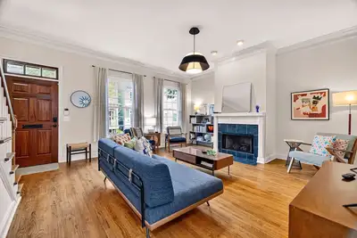 Image de Prime Location w/ Private Parking + Large Courtyard by Lucky Savannah