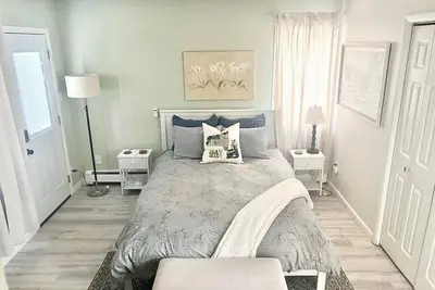 Image de Entire serviced apartment hosted by Jeanette and Jim! Close to it all!