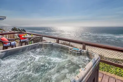 Image de Sweet, Accessible Retro Beach Cottage w/Fenced Yard, Ocean Views from Hot Tub!
