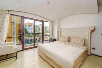 Venetian Jomtien Large swimming pool with slides/10 Mins walk to the beach