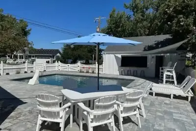 Image de Family friendly with a Pool and Game Room. Convenient Location with a view.