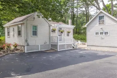 Image de Cozy cottage home walking distance to restaurants, shops and water views