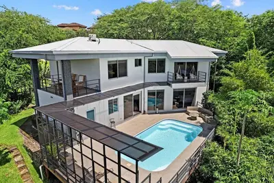 Image de 3 Bedroom Tropical Haven ~ Pool + Fenced Yard