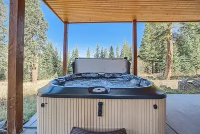 Image de Luxe BlueRiver Home, Private Movie Theater, Billiards, Hot Tub, Heated Garage