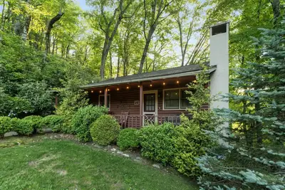 Image de Charming Blowing Rock Modern Cabin with Fireplace, River, Fishing