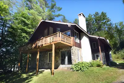 Image de Amazing 3-Level Chalet; 2 Kitchens, 2 Decks, Hot Tub, 5 Ski Mountains, Pets Ok