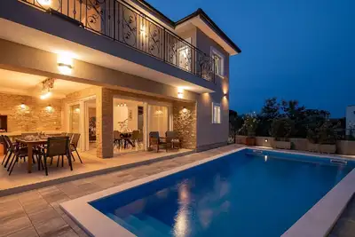 Image de Maison de vacances Vantačići pour 1 - 8 personnes avec 4 chambres à coucher - Maison jumelée