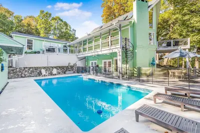 Image de 2 Game Rooms, 2 King Suites, Lakeside, Pool