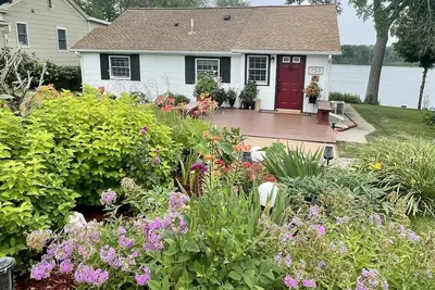 Image de Views! Peaceful, updated, and centrally-located waterfront retreat on Sauk Lake!