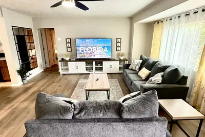 Image de Siesta Beach Getaway - Minutes to Beach, Shops, Dining