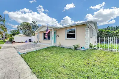 Image de ~Best Location In West Palm Beach~Swimming Pool Oasis~Putting Green
