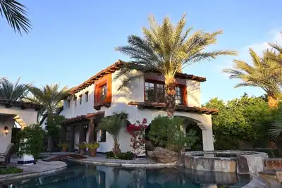 Image de Private Lake Front Spanish Hacienda