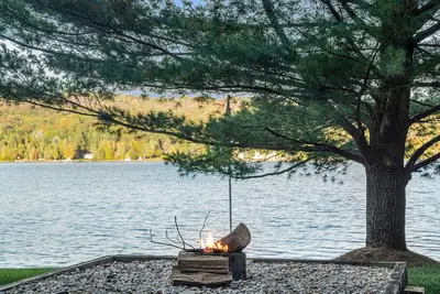 Image de Rustic lakefront home with large balcony, wood fireplace, grill, & washer\/dryer