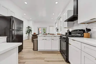 Image de Chic & Vibrant Dtwn Apartment