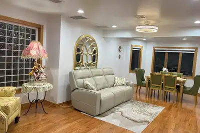 Image de Spacious and Elegant apartment on second floor with all the amenities.