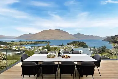 Image de Limerick Queenstown - Brand new 5 Bed 5 bath home located on Queenstown Hill